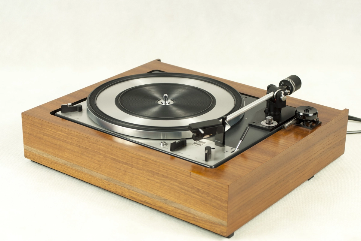 Dual 1209 - a classic turntable from the 70s of the 20th century. Version in the original Dual plinth (walnut veneer)